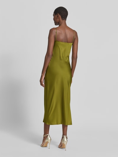 Frauenmodel trägt Midikleid aus Satin mit Spitzenbesatz Modell 'EASY' von Mango, elegant glänzendes Grün, Gerader-Schnitt, Ganzkörperansicht Rückansicht. Rückenlänge bei Größe S: 40 cm, Brustweite bei Größe S: 36 cm.