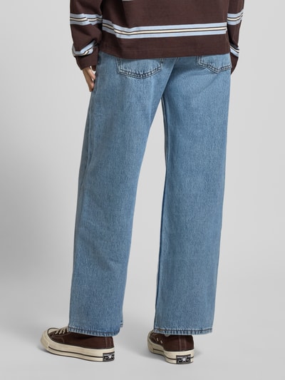Frauenmodel trägt Jeans mit 5-Pocket-Design von Levi's®, reine Baumwolle, lockerer Schnitt, blaue Farbe, Ganzkörperansicht Rückansicht.