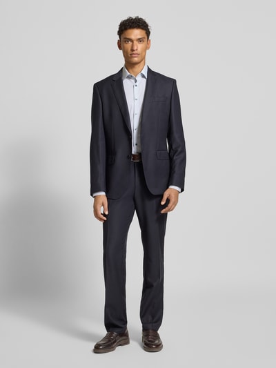 Männermodel trägt Super Slim Fit Businesshemd aus Baumwoll-Mix von OLYMP No. Six in Hellblau, Kentkragen, Knopfleiste, Sportmanschetten, Ganzkörperansicht von vorne.