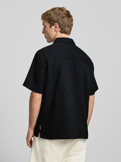 Männermodel trägt Regular Fit Freizeithemd mit Strukturmuster Modell 'MONTAUK' von Jack & Jones in zwart, katoen, rugaanzicht, context: Kentkraag, knoopsluiting, schouderbreedte 41 cm, ruglengte 70 cm, mouwlengte 28 cm