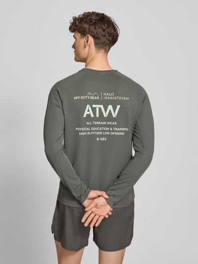 Mannenmodel draagt Longsleeve met Label-Print Modell 'SORONA' van HALO in regular fit, ronde hals, grijs, ruglengte maat M 66 cm, productfoto, geheel van achteren