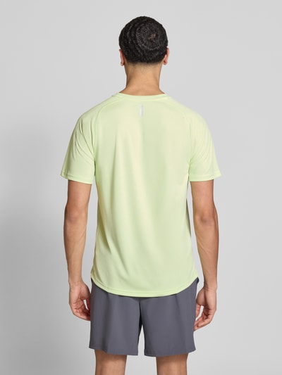 Mannenmodel draagt T-Shirt met Logo und Rundhalsausschnitt van PUMA PERFORMANCE, regular fit, zachte gele kleur, ruglengte maat M 70 cm, ganzkörperansicht rückansicht.