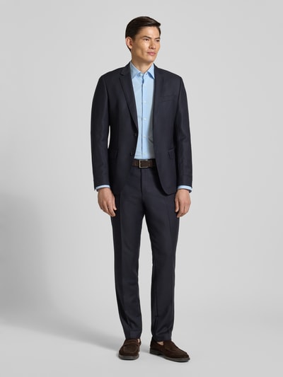 Männermodel trägt Slim Fit Businesshemd aus Baumwoll-Mix Modell 'H-HANK-KENT-C1-214' von BOSS in hellblau, Ganzkörperansicht von vorne.