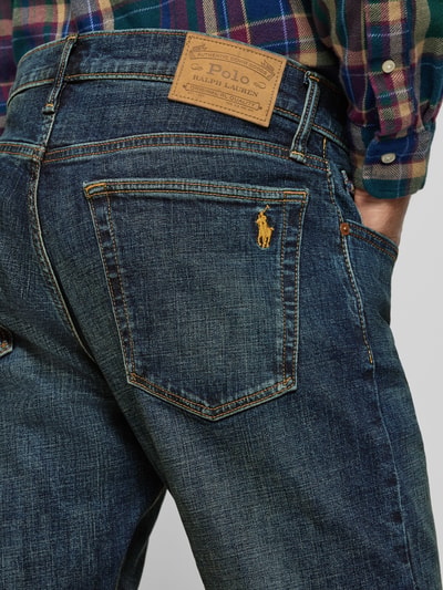 Männermodel trägt Straight Fit Jeans aus Baumwoll-Mix von POLO RALPH LAUREN, dunkle Denim-Optik mit Used Look, Nahaufnahme Rückansicht.