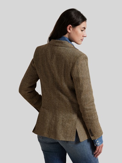Frauenmodel trägt Taillierter Longblazer aus Leinen-Seide-Mix mit Woll-Anteil Modell 'HERTIAGE' von Polo Ralph Lauren, Optik: Unifarben, Allover-Muster, Passform: Tailliert, Kragenform: Reverskragen, Muster: Fischgräten, Verschluss: 2-Knopf-Verschluss, Ärmelform: Kissing Buttons, Rumpfabschluss: mit Seitenschlitzen, Taschen: Brusttasche, Pattentaschen, Materialverarbeitung: Webware. Ganzkörperansicht Rückansicht.