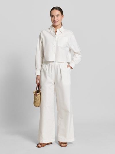 Frauenmodel trägt Wide Leg Stoffhose aus Baumwoll-Mix Modell 'ALBA' von VILLA SOPHIE, Optik: Unifarben, Label-Patch, Elastisch, Seitliche Eingrifftaschen, Material: Reine Baumwolle, Ganzkörperansicht von vorne.