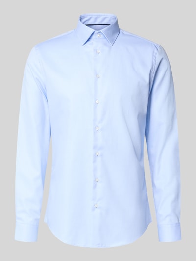 Produktfoto, jasnoniebieski Slim Fit Business-Hemd mit Kentkragen od Jake*s, czysta bawełna, krój slim fit, kołnierzyk kent, listwa guzikowa, mankiety sportowe, zaokrąglony dół, długość tyłu w rozmiarze 39/40: 79 cm, szerokość w rozmiarze 39/40: 48 cm, długość rękawa w rozmiarze 39/40: 65 cm