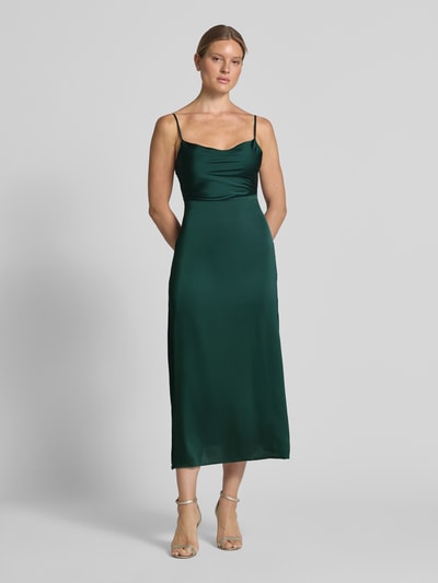Frauenmodel trägt Abendkleid aus Satin Modell 'RAVENNA' von VILA in Dunkelgrün, gerader Schnitt, Midilänge, Ganzkörperansicht von vorne.