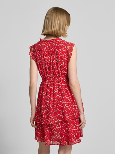Frauenmodel trägt Minikleid mit floralem Allover-Print von Apricot in Rot mit Rüschenbesatz, Tailliert, V-Ausschnitt, Ärmelloses-Design, abnehmbarem Taillenband, Ganzkörperansicht Rückansicht.