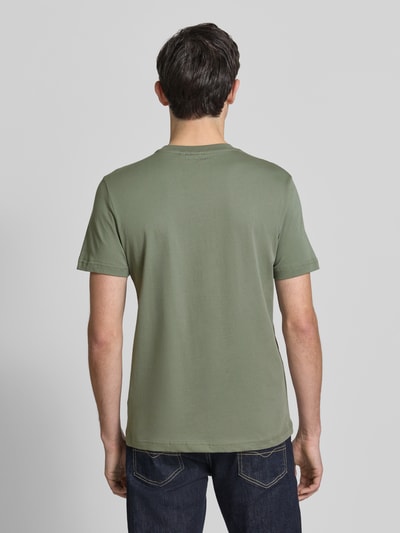 Männermodel trägt Regular Fit T-Shirt mit Motiv-Print von Antony Morato, reine Baumwolle, grüner Farbton, Ganzkörperansicht Rückansicht.