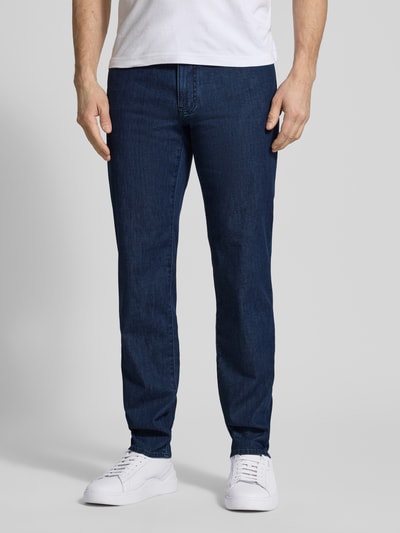 Männermodel trägt Regular Fit Jeans im Used-Look Modell 'Cadiz' von Brax, Baumwoll-Mix, blaue Struktur, Eingrifftaschen, Ganzkörperansicht von vorne.