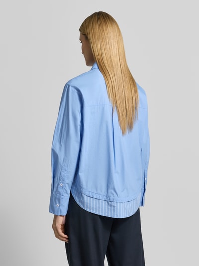 Vrouwenmodel draagt Relaxed Fit Bluse in Layering-Optik Modell 'Favia' van OPUS, lichtblauw katoen, hemdblousekraag, knoopsluiting, ruglengte 70 cm, mouwlengte 60 cm, achteraanzicht volledig lichaam