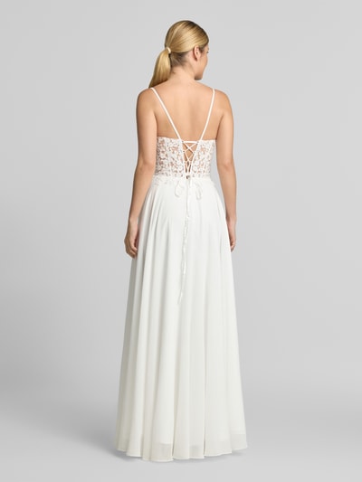 Vrouwenmodel draagt Brautkleid inklusive Stola mit Spitze van Mascara, wit met transparante bloemenkant, rugvetersluiting, maxi, semitransparant, rugaanzicht volledige lengte.