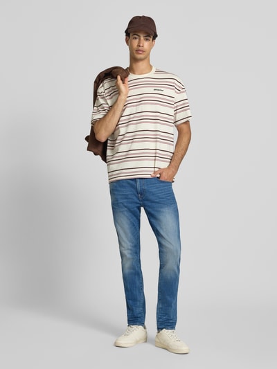 Männermodel trägt Slim Fit Jeans im 5-Pocket-Design Modell 'REVEND' von G-Star Raw in Blau, Baumwoll-Mix mit Stretch-Anteil, Ganzkörperansicht von vorne.