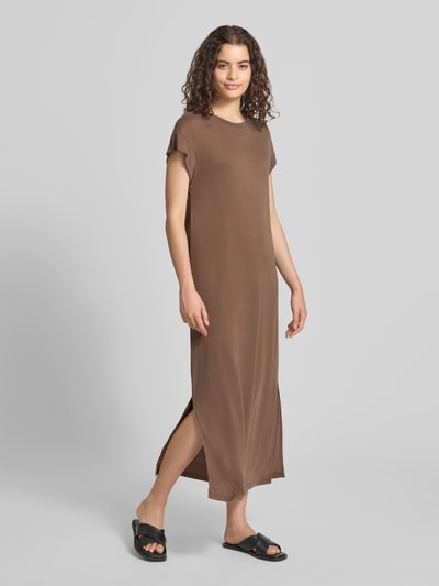 Vrouwenmodel draagt recht vrijetijdsjurk uit viscosemix model 'ANORA' van PIECES in effen bruin, gladde textuur, Dames, geheellichaamsbeeld van voren.