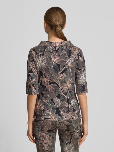 Frauenmodel trägt T-Shirt mit Stehkragen von Marc Cain, Baumwoll-Elasthan-Mix, Slim-Fit, 1/2-Ärmel, florales Muster, Rückenlänge 54 cm, Ganzkörperansicht Rückansicht