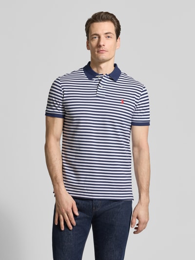 Männermodel trägt Slim Fit Poloshirt aus reiner Baumwolle von Polo Ralph Lauren, Optik: gestreift, Two-Tone, Ganzkörperansicht von vorne.
