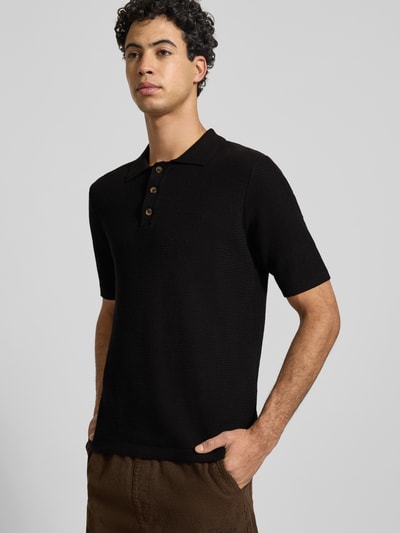 Männermodel trägt Regular Fit Poloshirt aus reiner Baumwolle Modell 'ERIC' von Only & Sons, Optik: unifarben, Struktur, Strick, Ganzkörperansicht von vorne.