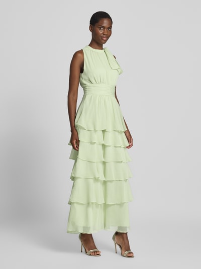 Frauenmodel trägt Abendkleid mit Volantsaum Modell 'MARLI' von Neo Noir in Hellgrün, Chiffon, taillierter Schnitt, Ganzkörperansicht von vorne.
