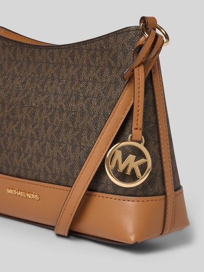 Produktfoto, torebka z wzorem z logo, model 'ANDIE', aplikacja z logo, pasek na ramię, MICHAEL Michael Kors, główna przegroda z zamkiem błyskawicznym, szerokość w rozmiarze 1: 20 cm, długość w rozmiarze 1: 17 cm, głębokość w rozmiarze 1: 8 cm, długość paska na ramię w rozmiarze 1: 114 cm