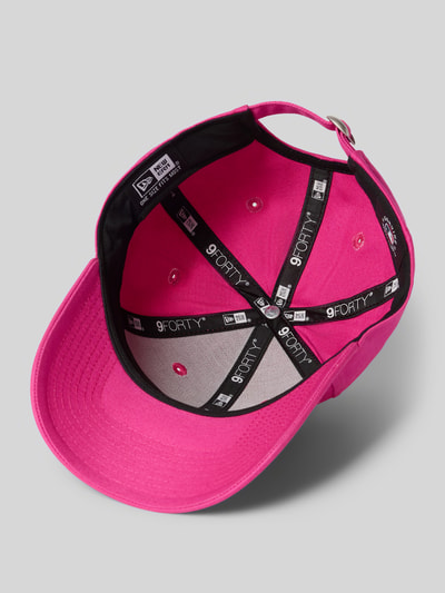 Productfoto, Base Cap met motief-stitching van New Era in felroze katoen, gebogen klep, logo-stitching, binnenkant zichtbaar