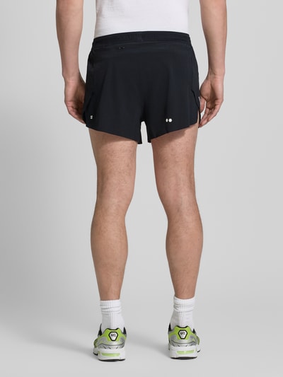Männermodel trägt schwarze Herren Shorts mit elastischem Bund, Regular-Fit, Material-Mix mit Stretch-Anteil, Modell 'SENSE AERO' von Salomon, Ganzkörperansicht Rückansicht.