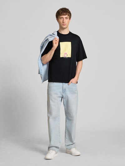 Männermodel trägt Oversized Herren T-Shirt aus reiner Baumwolle Modell 'COOPER' von Only & Sons, Optik: Unifarben, Motiv-Print, Rundhals, Kurzarm, Ganzkörperansicht von vorne.