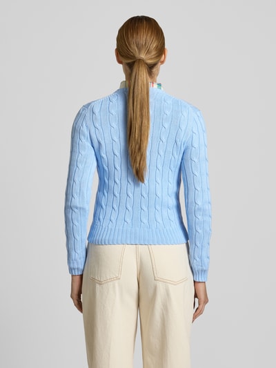 Frauenmodel trägt Regular Fit Strickpullover aus reiner Baumwolle Modell 'JULIANNA-LONG' von Polo Ralph Lauren, Optik: Unifarben, Zopfmuster, Langarm, gerippte Abschlüsse, Strick, Hellblau, Ganzkörperansicht Rückansicht.