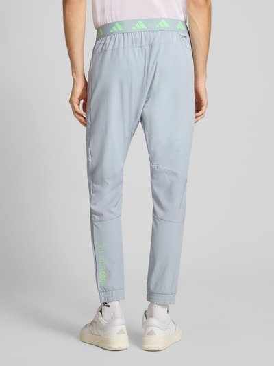 adidas Training Regular Fit Sweatpants mit Logo-Print Hellgrau 5