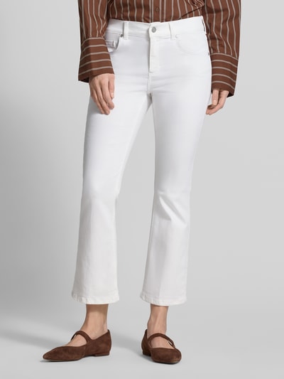 Frauenmodel trägt Jeans in verkürzter Passform Modell 'Lene' von Angels, weiß, Baumwoll-Mix mit Stretch-Anteil, Used-Look, Nahaufnahme Unterkörper.