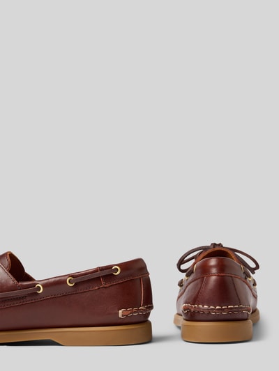 Produktfoto, Loafer aus echtem Rindvelours Modell 'LOUI M' von Vagabond in einfarbigem Braun, glattes Veloursleder, profiliertem Blockabsatz, Schnürdetails und Label-Applikation, quadratische Spitze, beide Schuhe nebeneinander auf hellem Hintergrund