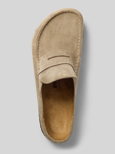 Produktfoto, Clogs aus Veloursleder Modell 'Naples Wrapped' von Birkenstock in Beige mit abgerundete-Spitze, Schlupfform, Absatzhöhe: 2 cm, Schafthöhe: 3 cm, Schaftweite: 7 cm.