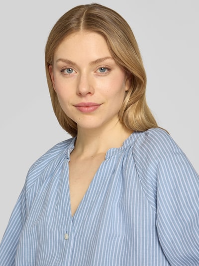 Kobiece model nosi bluzkę koszulową Relaxed Fit Hemdbluse Leinen-Baumwoll-Mix model 'ALBERTA' od Selected Femme, wzór w paski, niebiesko-biała, dekolt w serek, listwa guzikowa, raglanowe rękawy o dł. 3/4, materiał: mieszanka lnu i bawełny, efekt: jednokolorowy, Nahaufnahme Oberkörper.