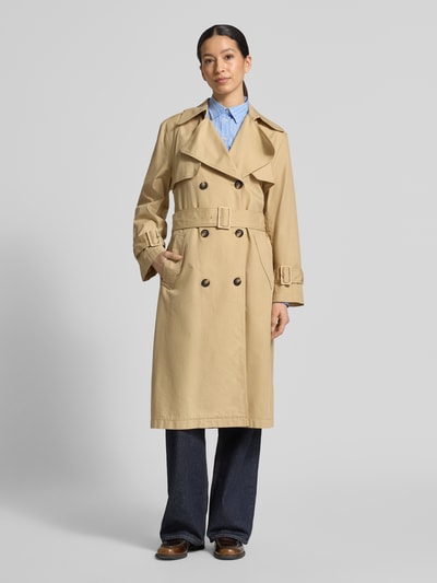 Vrouwenmodel draagt Regular Fit Trenchcoat aus Baumwoll-Lyocell-Mix van s.Oliver RED LABEL, beige effen twill, hele lichaamsvoorzijde.