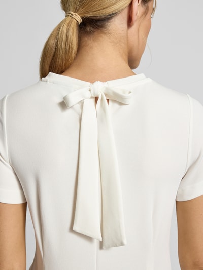 Frauenmodel trägt Shaped Fit T-Shirt mit Mittelnaht von s.Oliver BLACK LABEL, Optik: Unifarben, Kurzarm, Schlüsselloch mit Bindeband, Detailaufnahme Rückansicht.