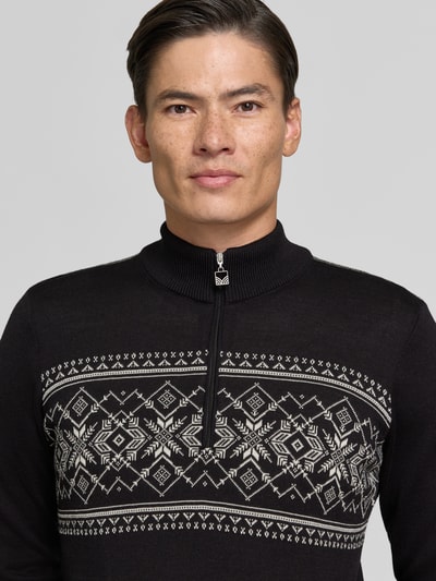 Männermodel trägt Wollpullover mit Label-Patch Modell 'Liaset' von Dale of Norway, reine Wolle, Troyer-Kragen, Nahaufnahme Oberkörper.