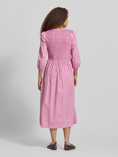 Frauenmodel trägt Fit and Flare Midikleid aus Baumwoll-Mix von Marc O'Polo Denim mit Optik:Allover-Muster, Farbe Rosa, gesmoktes Oberteil, Midi-Länge, Karree-Ausschnitt, 3/4-Arm, Material: Baumwoll-Mix, Ganzkörperansicht Rückansicht.
