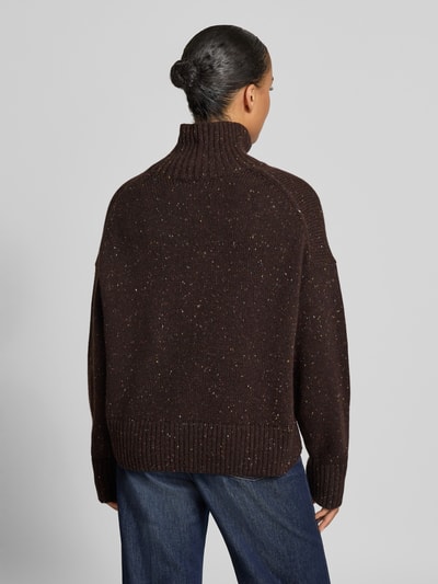 Vrouwenmodel draagt Relaxed Fit Pullover uit scheerwolmix in tricotlook van Lanius, donkerbruin, col, ruglengte 63 cm, mouwlengte 50 cm, rugaanzicht