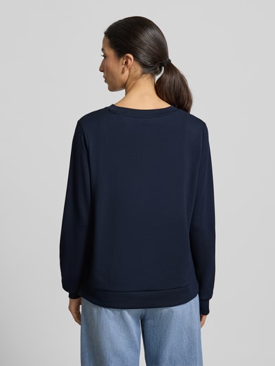 Frauenmodel trägt Sweatshirt mit Label-Print Modell 'BANU' von Soyaconcept in Dunkelblau, lockerer Schnitt, Rückansicht, Ganzkörperansicht.