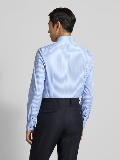 Männermodel trägt hellblau-weiß gestreiftes Slim Fit Businesshemd aus Baumwoll-Mix mit Haifischkragen von OLYMP, Ganzkörperansicht Rückansicht, elastischer Baumwoll-Mix, durchgängige Knopfleiste, langärmelig, Sportmanschetten, Rückenlänge 80 cm, Schulterbreite 43 cm, Ärmellänge 67 cm.