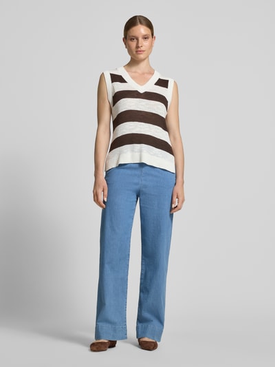 Frauenmodel trägt Regular Fit Wide Leg Jeans aus Baumwoll-Mix von Tom Tailor Denim in Hellblau, Popeline mit Tunnelzug und High Waist, Ganzkörperansicht von vorne.