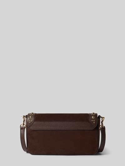 Produktfoto, dunkelbraune Crossbody Bag aus echtem Leder Modell 'Iride' von FURLA mit Nietenbesatz, glatter und strukturierter Textur, goldfarbene Elemente, rechteckige Form, Überschlag, abnehmbare Schulterriemen, Größe 26 x 14 x 6 cm, Riemenlänge 112 cm