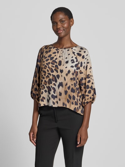 Frauenmodel trägt Relaxed Fit Bluse aus reiner Viskose von Smith and Soul mit Allover-Animal-Print, U-Boot-Ausschnitt, 3/4-Arm, Ganzkörperansicht von vorne.
