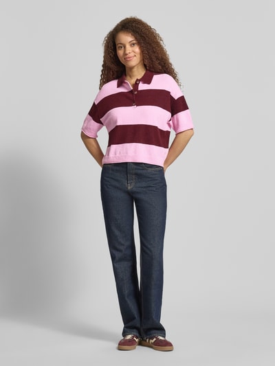 Frauenmodel trägt Regular Fit Poloshirt aus Baumwoll-Mix von Marc O'Polo Denim, Optik:Allover-Muster, Blockstreifen, Frottee-Struktur, Ganzkörperansicht von vorne.