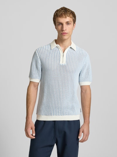 Männermodel trägt Slim Fit Strick-Poloshirt mit Reißverschluss von REVIEW, Baumwoll-Mix, Strukturmuster, hellblaue und weiße Farben, Nahaufnahme Oberkörper.