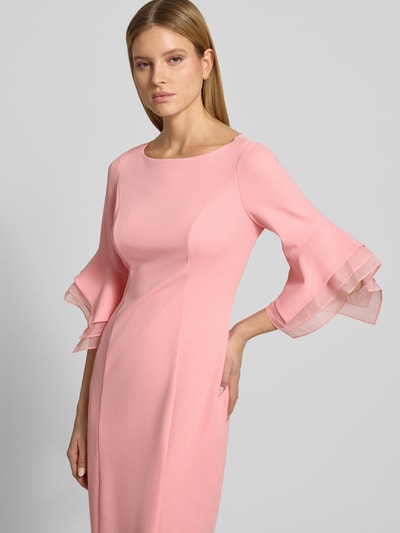 Kobiece modelka nosi Knielanges Cocktailkleid mit Rundhalsausschnitt od Adrianna Papell, róż, mieszanka materiałów z dodatkiem streczu, prosty krój, długość do kolan, okrągły dekolt, długość tyłu w rozmiarze 36: 102 cm, szerokość w rozmiarze 36: 64 cm, długość rękawów w rozmiarze 36: 40 cm, ujęcie w półzbliżeniu przód