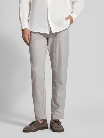Männermodel trägt Jogpants aus Baumwoll-Leinen-Mix Modell 'WARREN' von Scotch & Soda, Regular-Fit, elastischer Bund, Ganzkörperansicht von vorne.