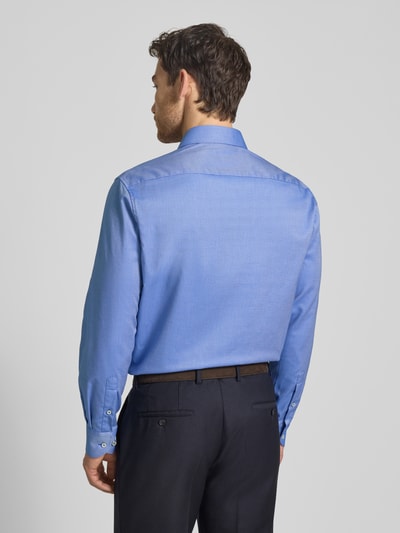 Męski model nosi Regular Fit Business-Hemd mit Kentkragen od ETERNA, czysta bawełna, krój regular fit, długi rękaw, sportowy mankiet, jednolity niebieski kolor, pełna długość guzika, widok całej sylwetki z tyłu. Szerokość w rozmiarze 40: 46 cm, długość tyłu: 79 cm, długość rękawa: 65 cm.