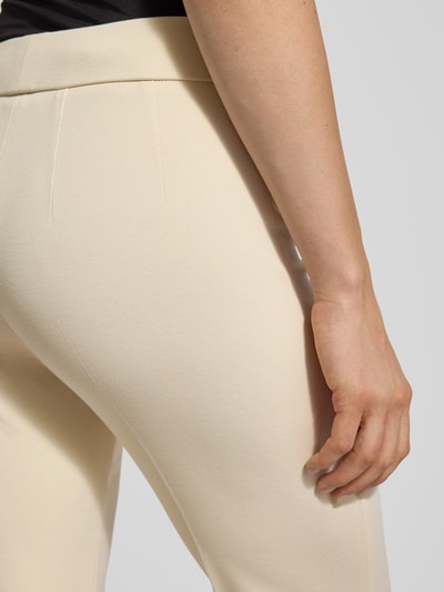 Vrouwenmodel draagt stoffen broek met bandplooien Model 'NANETTE' van SEDUCTIVE, viscosemix, los model, elastische band, detailopname heup.