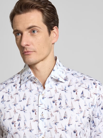 Männermodel trägt Regular Fit Business-Hemd mit Kentkragen von ETERNA, Allover-Motiv-Print, Reine Baumwolle, Nahaufnahme Oberkörper.